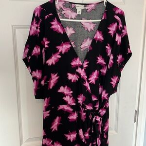 Wrap dress, only wore twice, has pockets!!